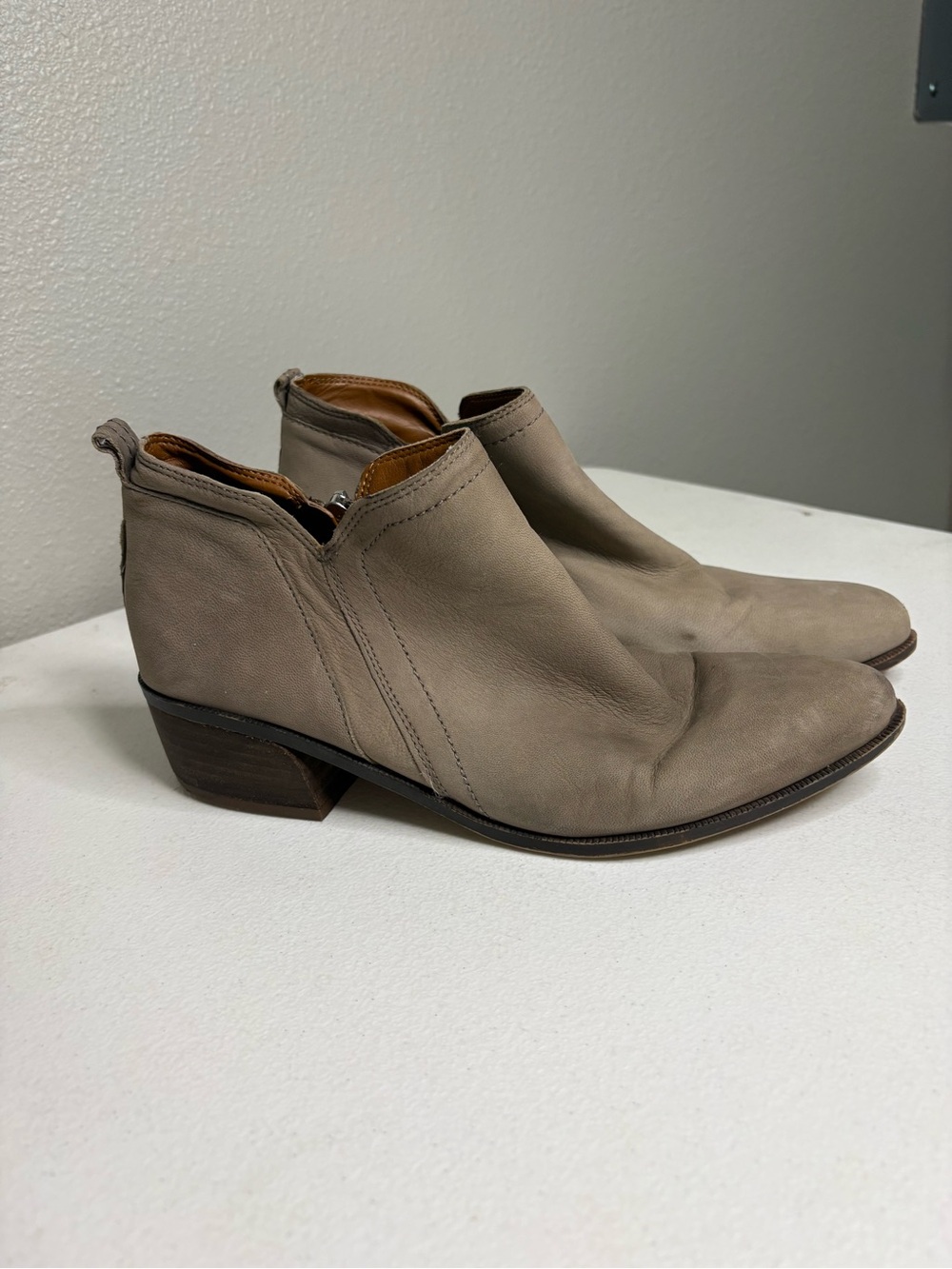 Franco Sarto Laslo Taupe Gray Leather Ankle Booties Women’s Size 8.5